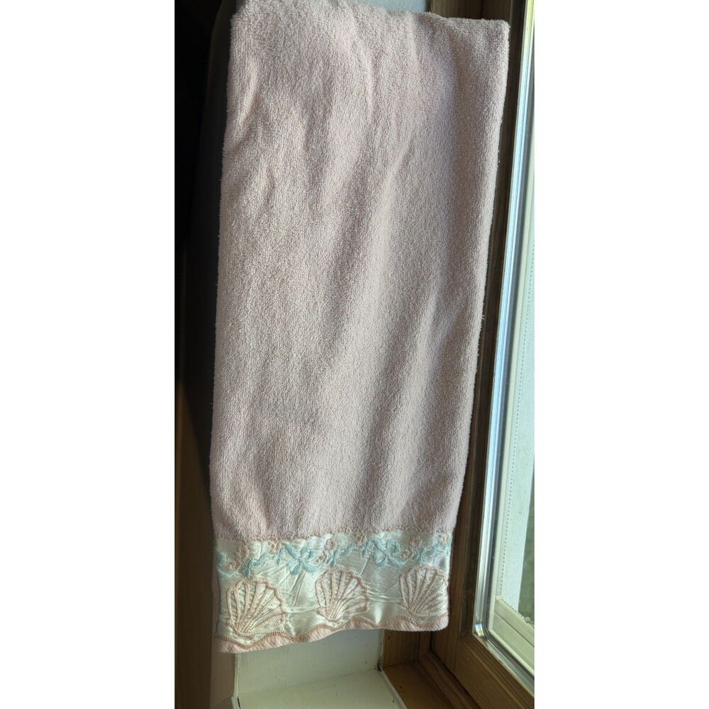 Vintage Peach Pink Bath Towel 41x22 Embroidered Seashell Satin Trim Coastal